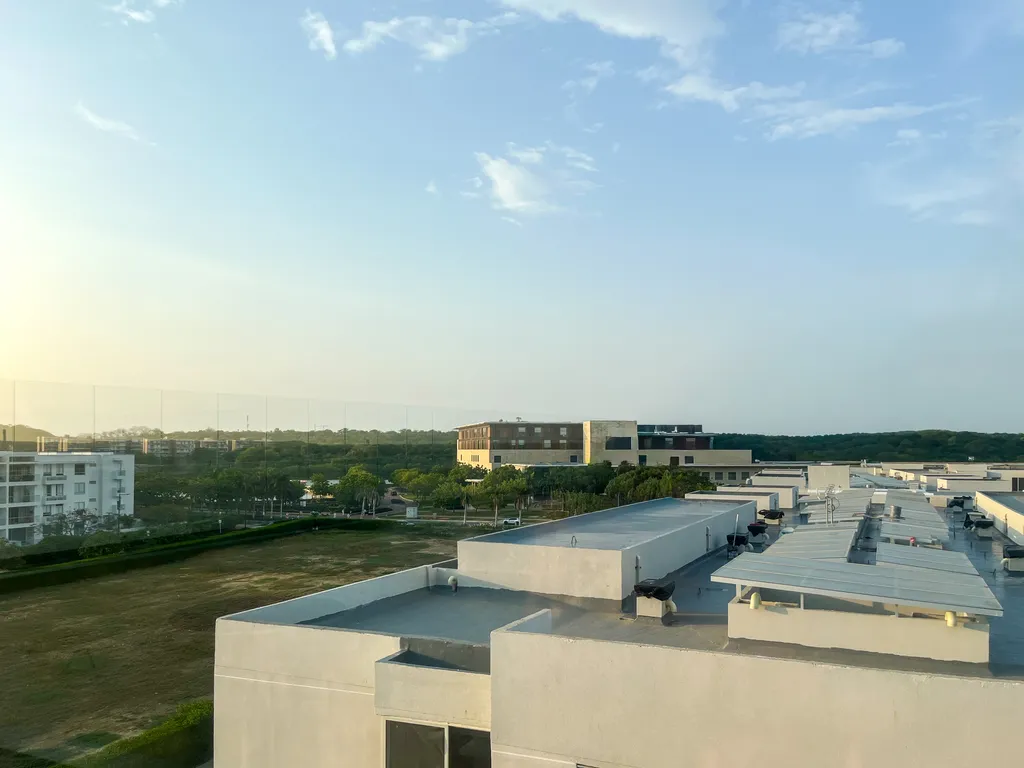 Vista panorámica de Serena del Mar con el hospital y la reserva natural al fondo