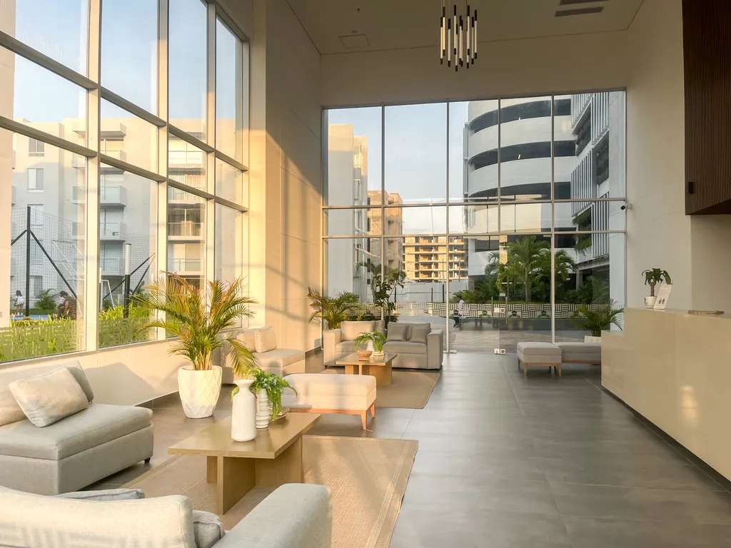 Lobby de recepción de doble altura al atardecer
