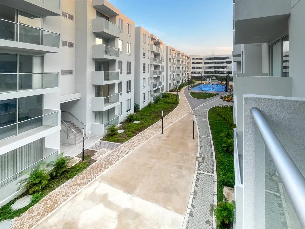 Zonas verdes, senderos y piscina del conjunto vistos desde el apartamento